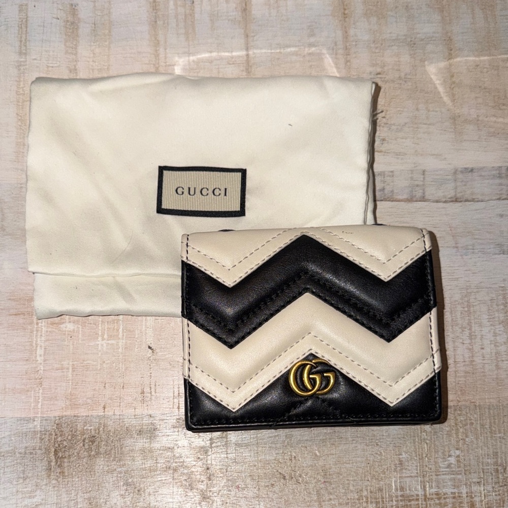 Gucci Chevron Compact Wallet in Black and Cream with Gold GG